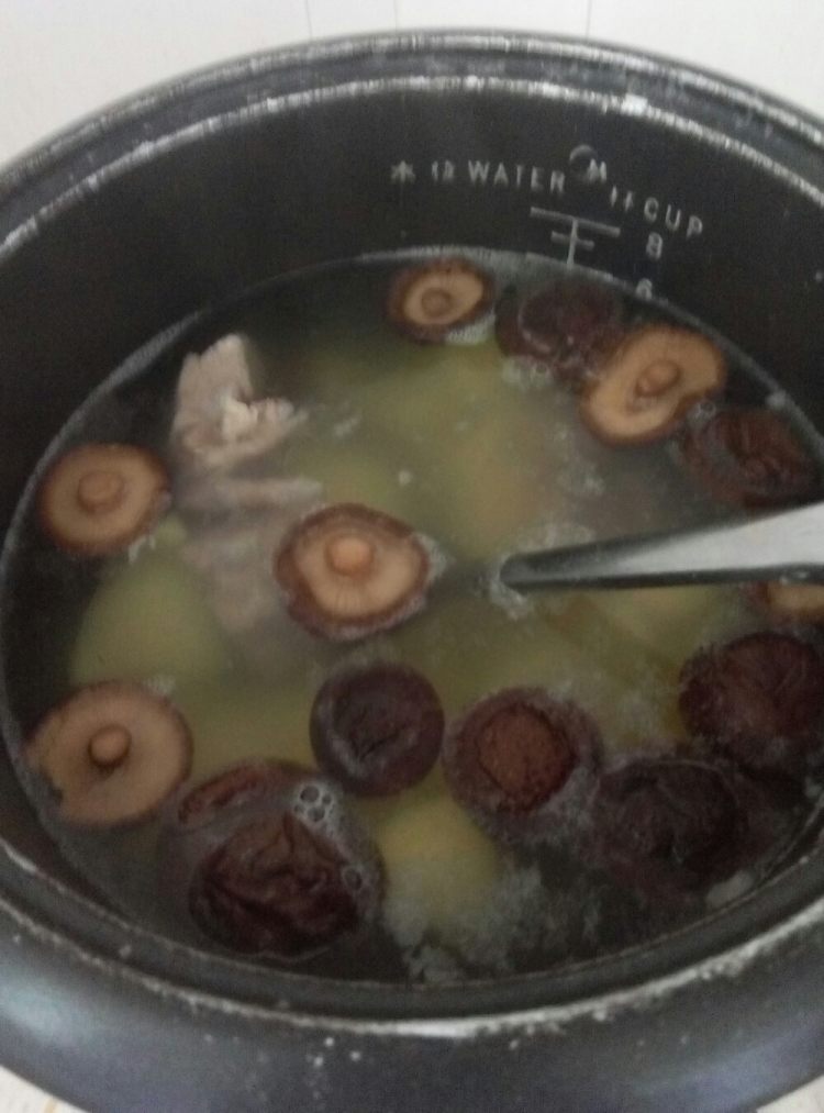 香菇土豆排骨汤步骤6