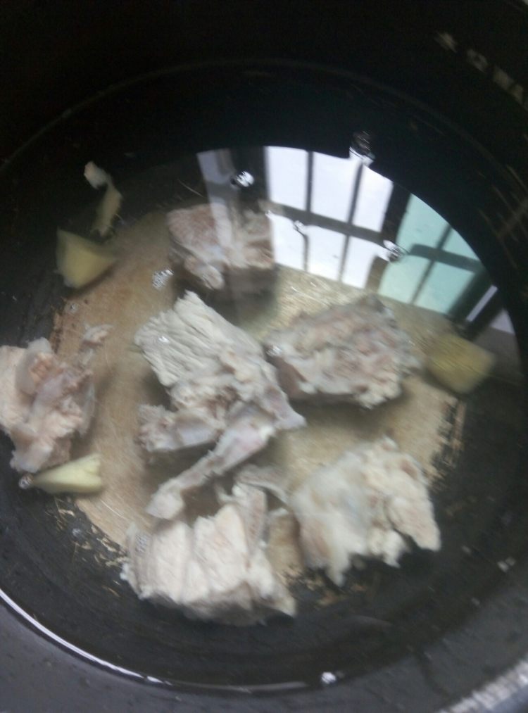 香菇土豆排骨汤步骤5
