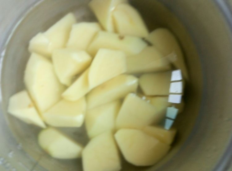 香菇土豆排骨汤步骤4