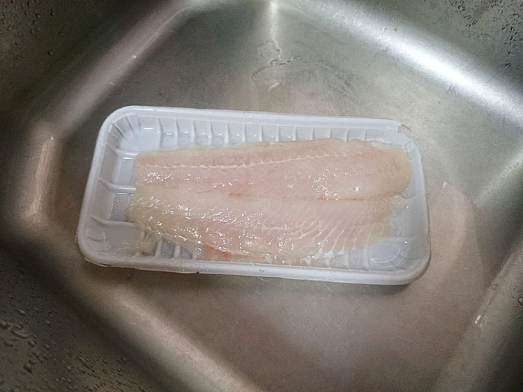 番茄煮龙利鱼步骤1