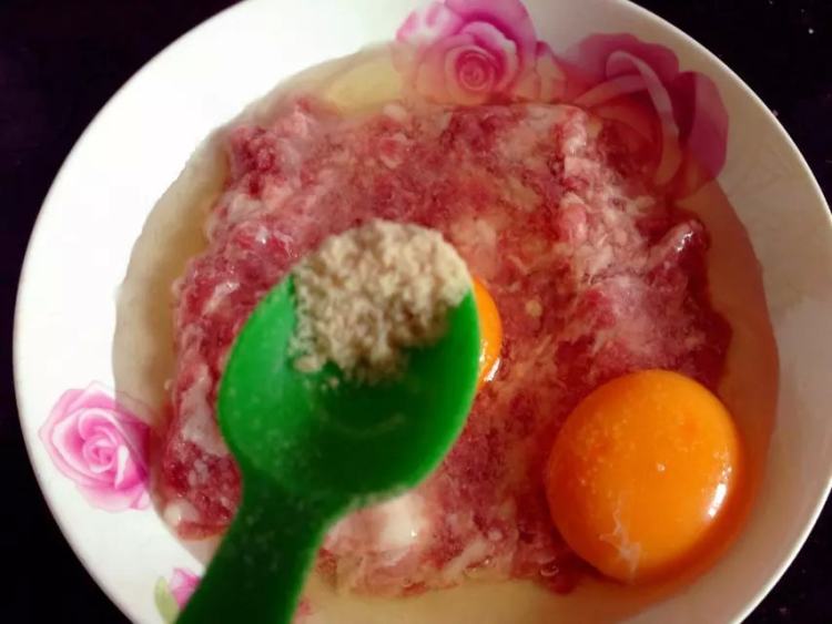 【儿童美食】鸡蛋蒸肉步骤3