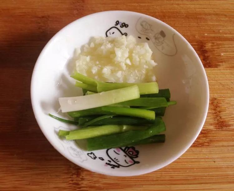【儿童美食】肉丝炒香步骤4