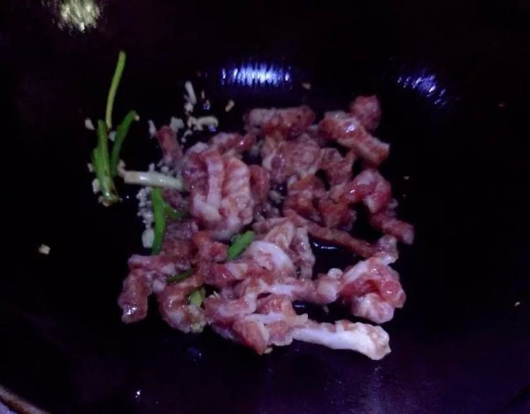 【儿童美食】肉丝炒香步骤6