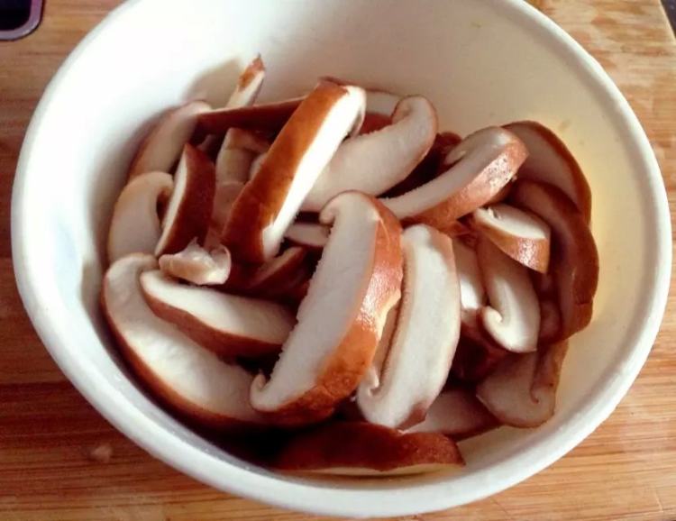 【儿童美食】肉丝炒香步骤3