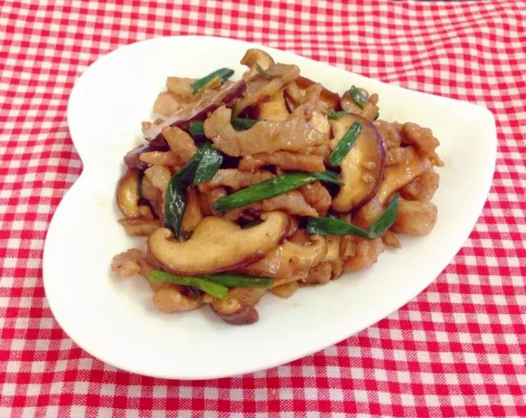 【儿童美食】肉丝炒香步骤12