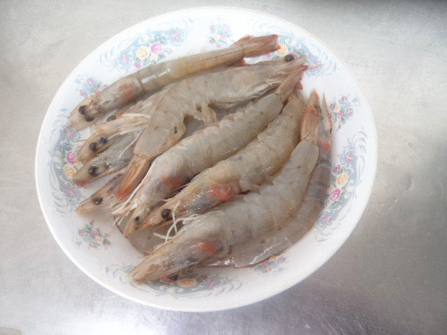 【儿童美食】茄汁虾步骤1