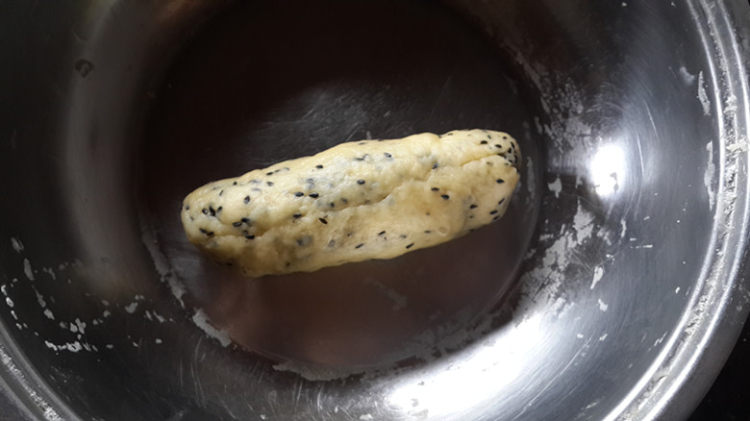 芝麻花生小饼步骤3