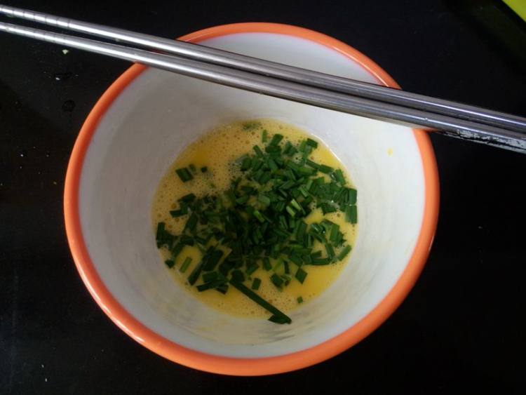 韭菜末煎鸡蛋卷步骤4