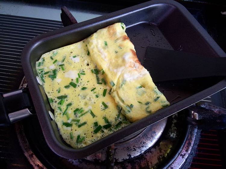 韭菜末煎鸡蛋卷步骤6
