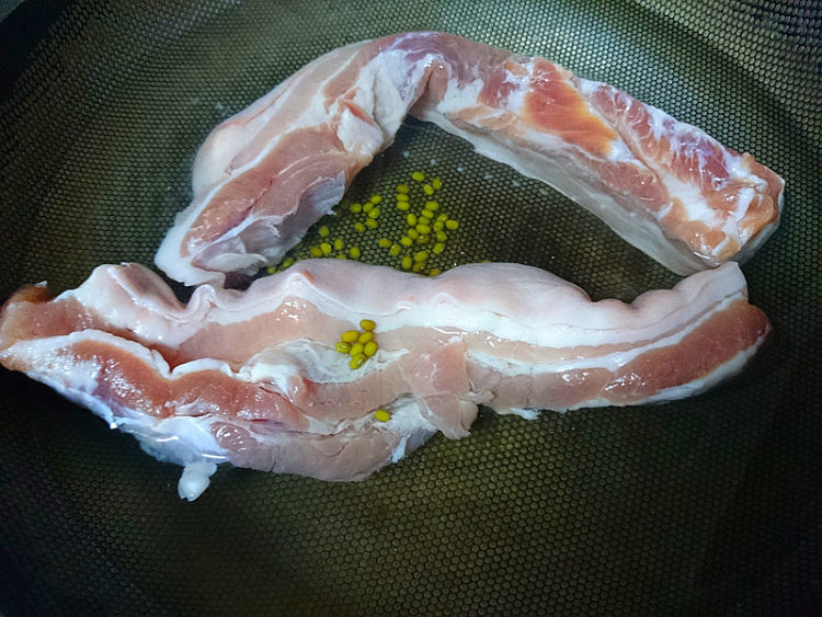 干墨鱼红烧肉步骤1