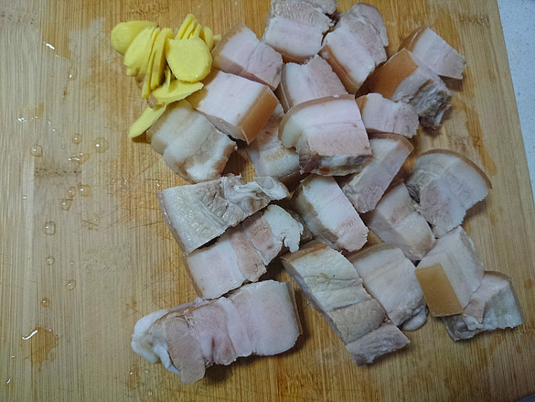 干墨鱼红烧肉步骤2