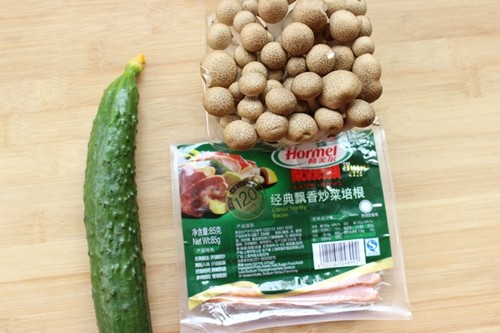 黄瓜九道菇炒培根步骤1