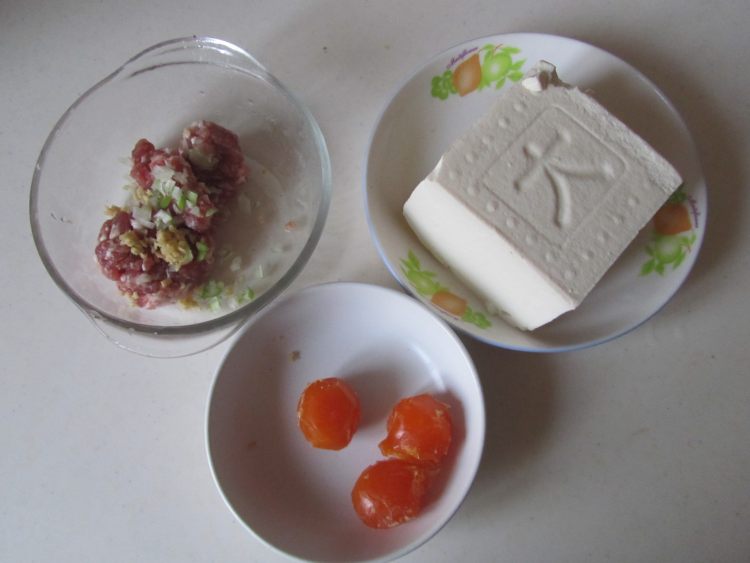 咸蛋黄豆腐酿丸子步骤1