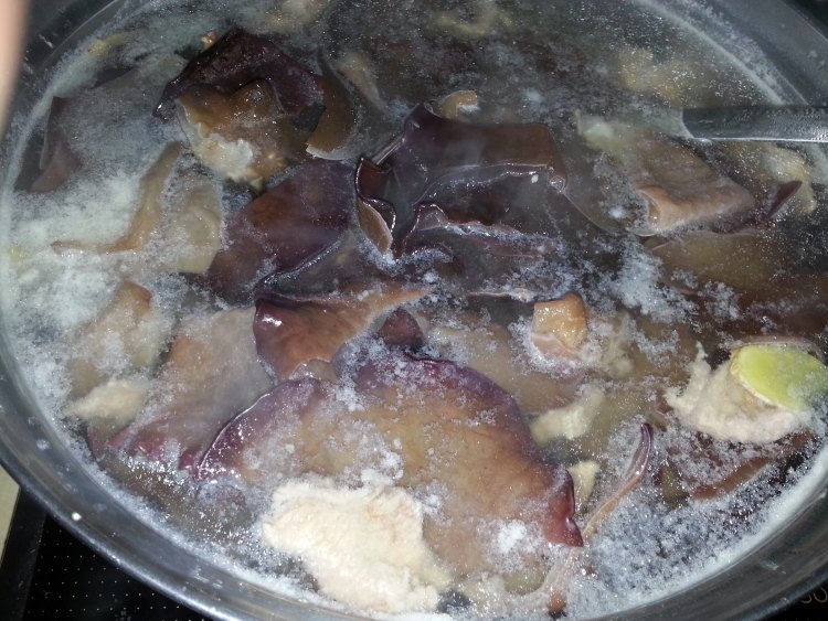 黑木耳瘦肉羹汤步骤5