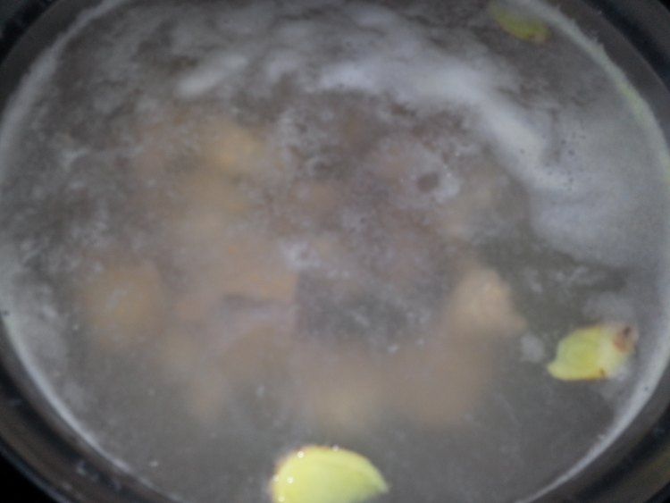 黑木耳瘦肉羹汤步骤4
