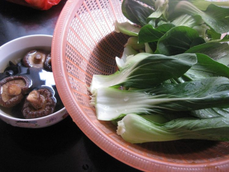 香菇油白菜步骤1