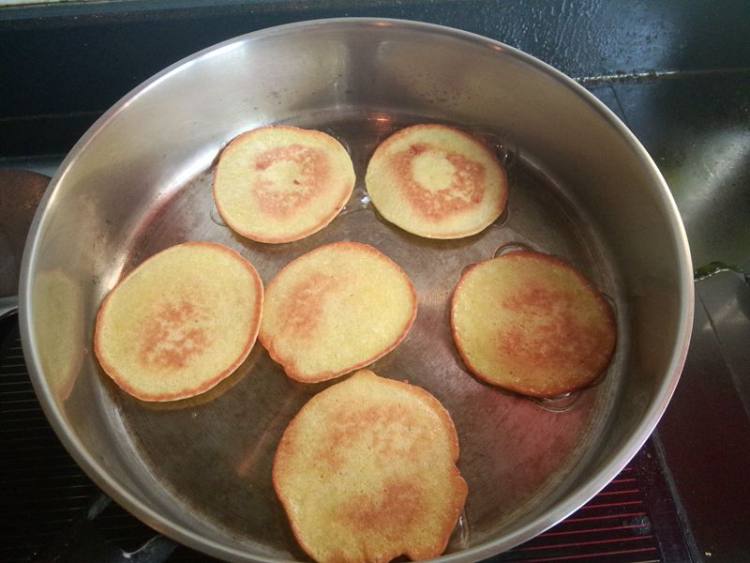香蕉牛奶煎饼步骤8