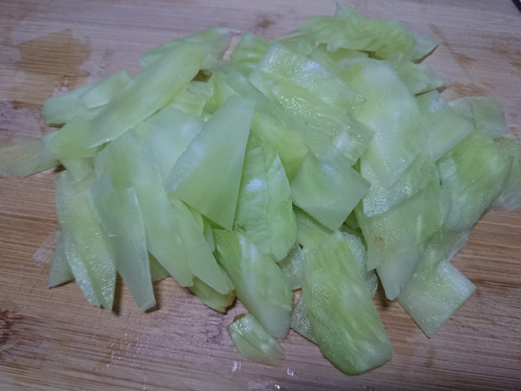 虾米炒莴苣步骤2