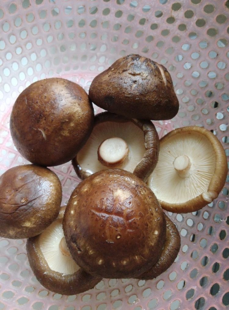 山药香菇炖鸡汤步骤2
