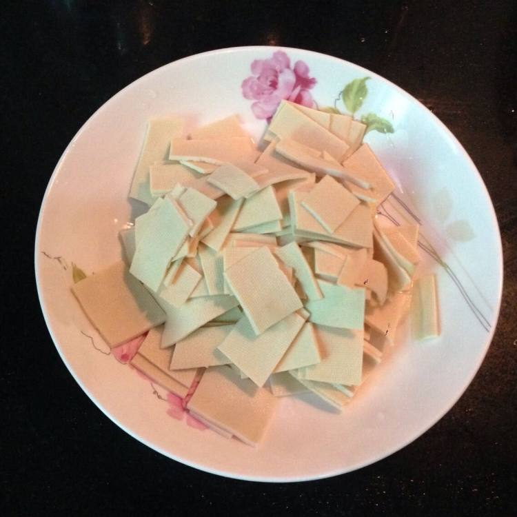 五花肉烧千张步骤1