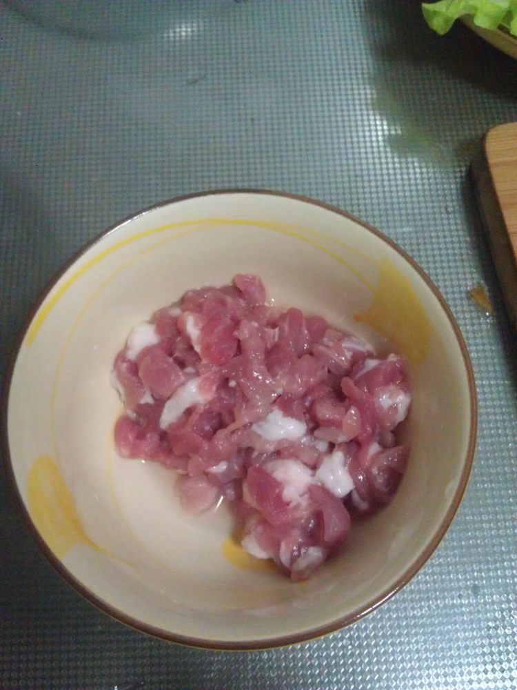 芹菜瘦肉粥步骤1