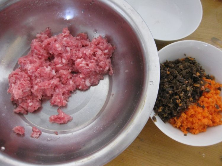 胡萝卜木耳肉包步骤1