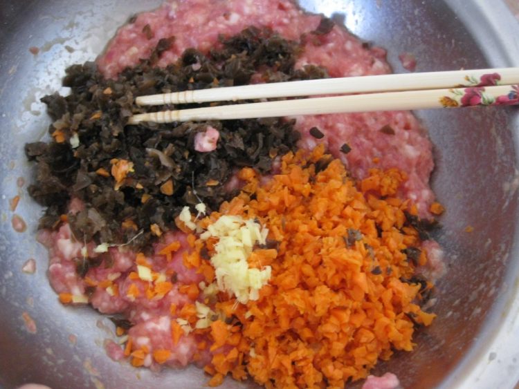 胡萝卜木耳肉包步骤3