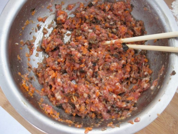 胡萝卜木耳肉包步骤4