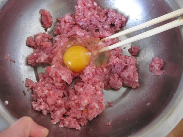 胡萝卜木耳肉包步骤2