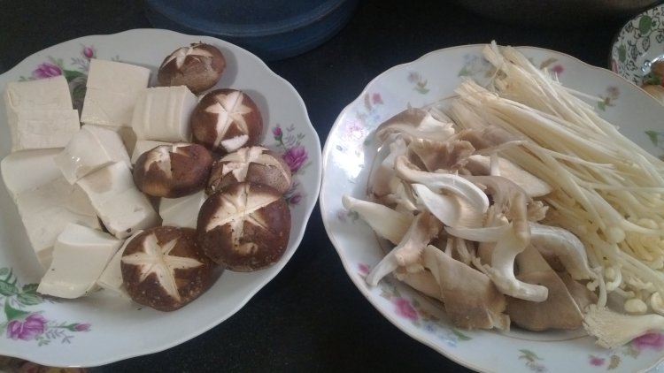 鲫鱼杂菇豆腐煲步骤2