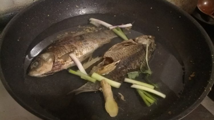 鲫鱼杂菇豆腐煲步骤4
