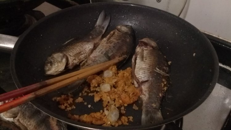 鲫鱼杂菇豆腐煲步骤3
