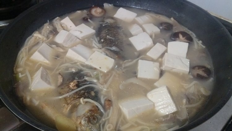 鲫鱼杂菇豆腐煲步骤7