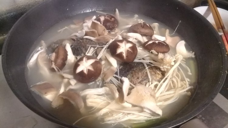 鲫鱼杂菇豆腐煲步骤6