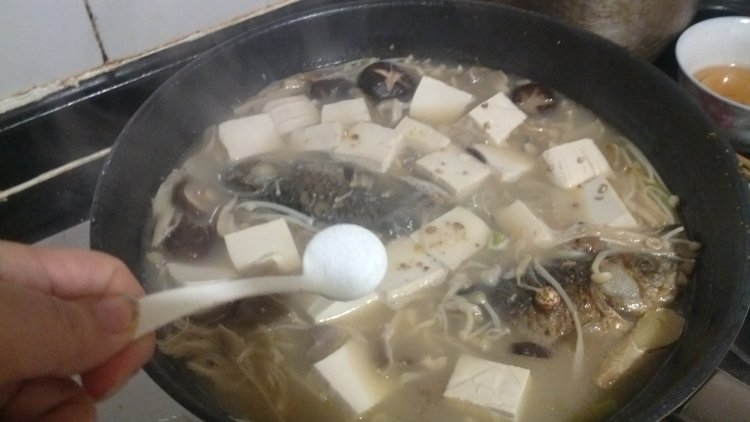 鲫鱼杂菇豆腐煲步骤9