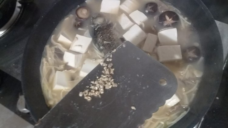 鲫鱼杂菇豆腐煲步骤8