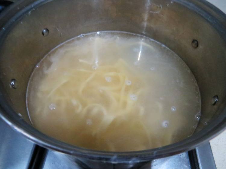 西红柿拌胡萝卜汁面步骤2