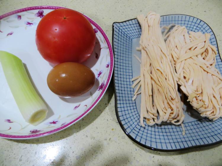 西红柿拌胡萝卜汁面步骤1