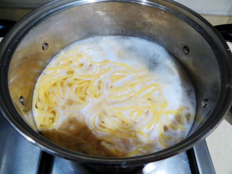 西红柿拌胡萝卜汁面步骤3