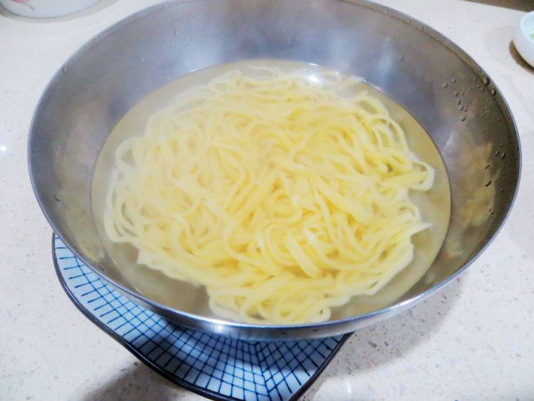 西红柿拌胡萝卜汁面步骤4