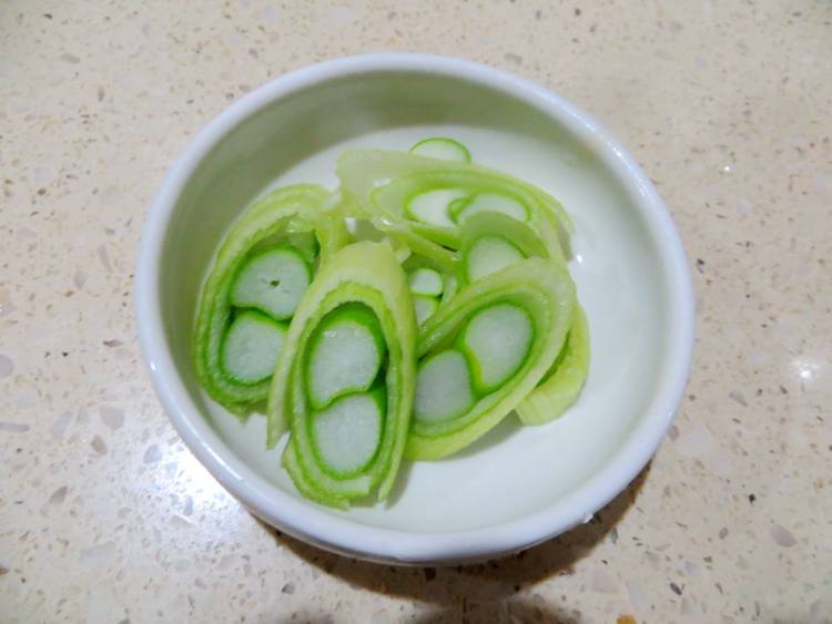 西红柿拌胡萝卜汁面步骤7