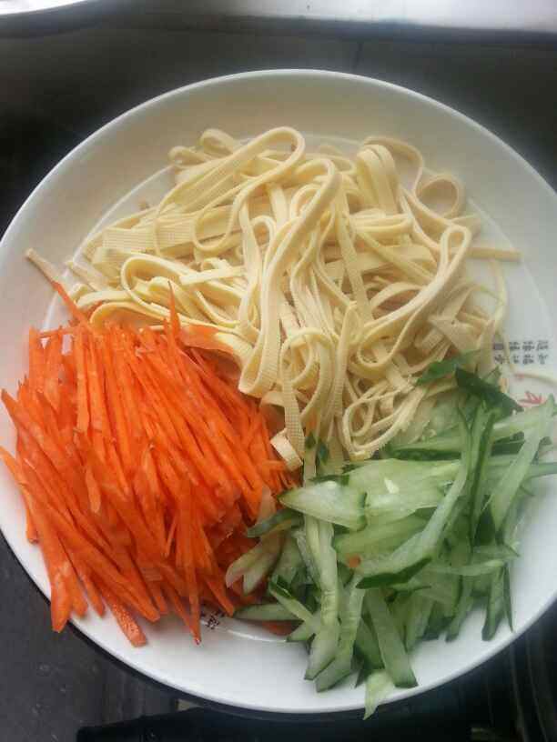 杂拌豆皮步骤1
