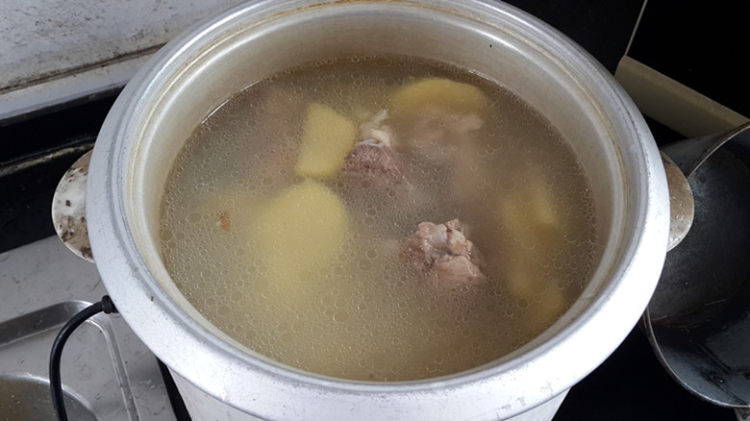 土豆骨头汤步骤4