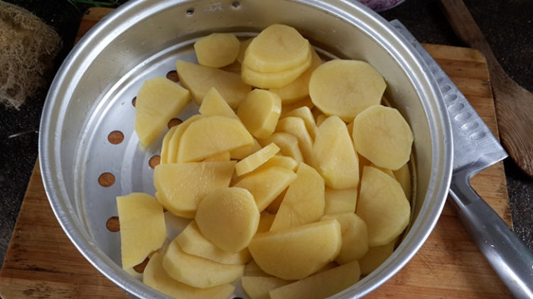 土豆骨头汤步骤2