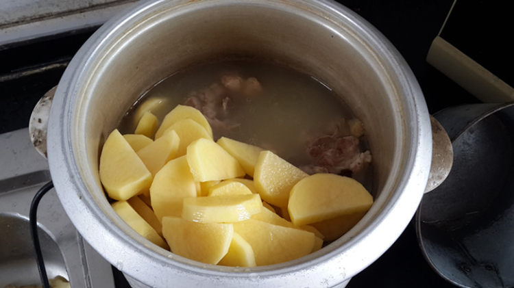 土豆骨头汤步骤3