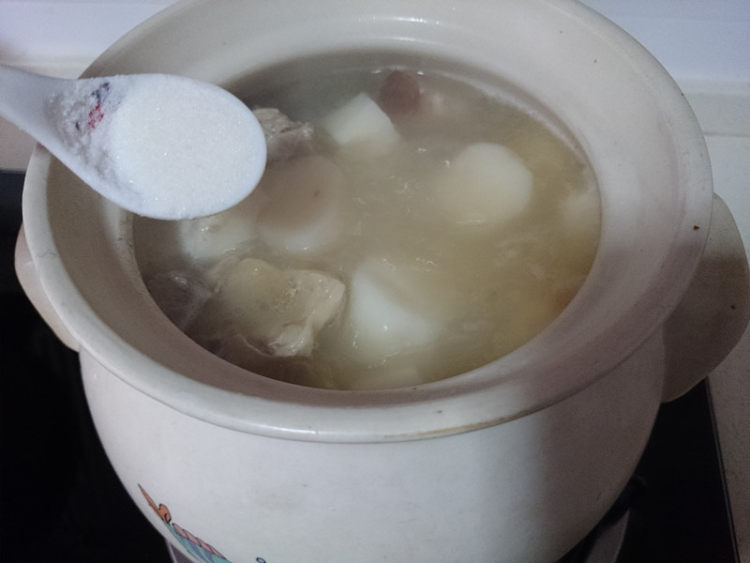 鸭架山药汤步骤5