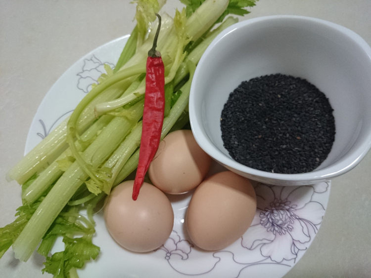 黑芝麻芹菜炒鸡蛋步骤1