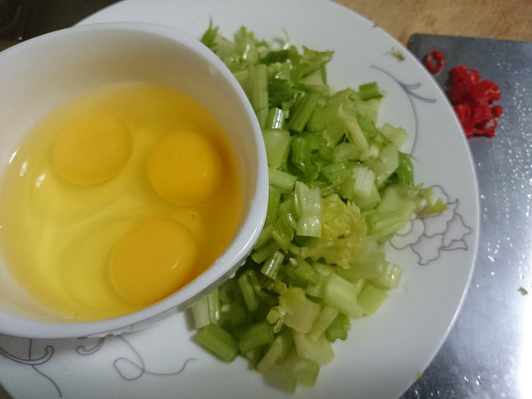 黑芝麻芹菜炒鸡蛋步骤2