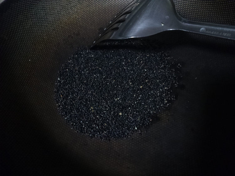 黑芝麻芹菜炒鸡蛋步骤3