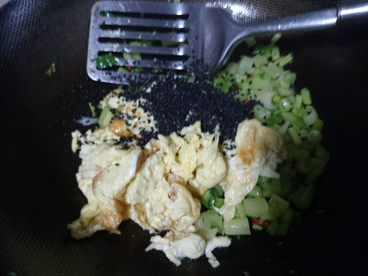 黑芝麻芹菜炒鸡蛋步骤8